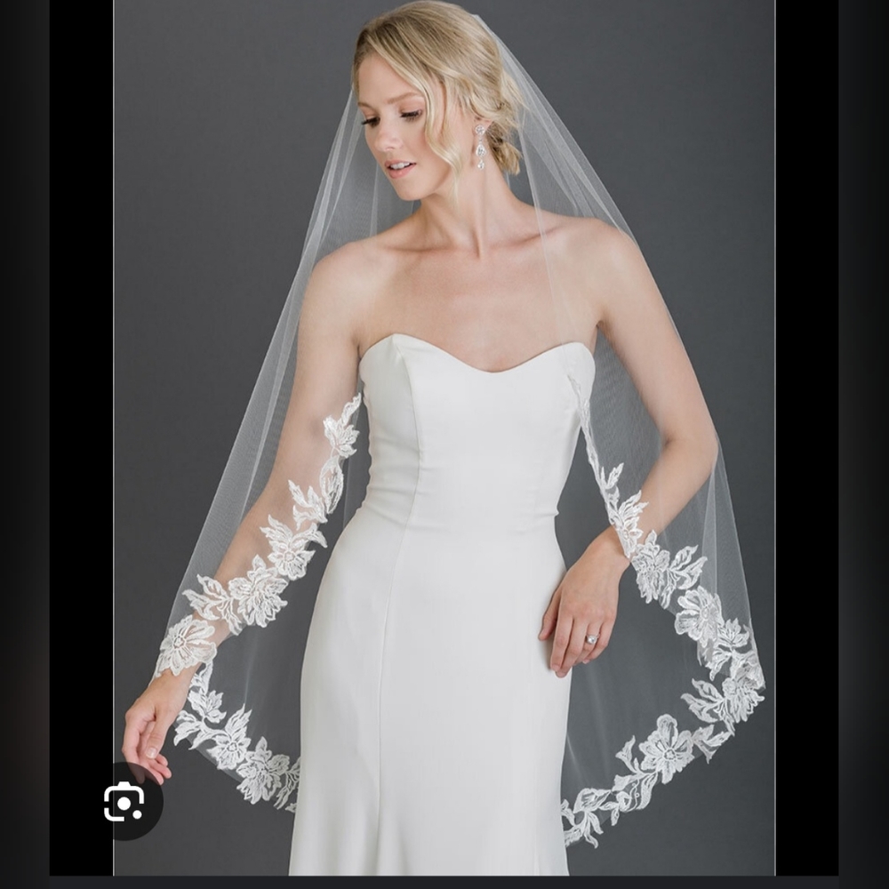 Bel Aire Lace Trim Wedding Veil